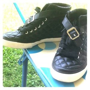 Quilted textured sneakers